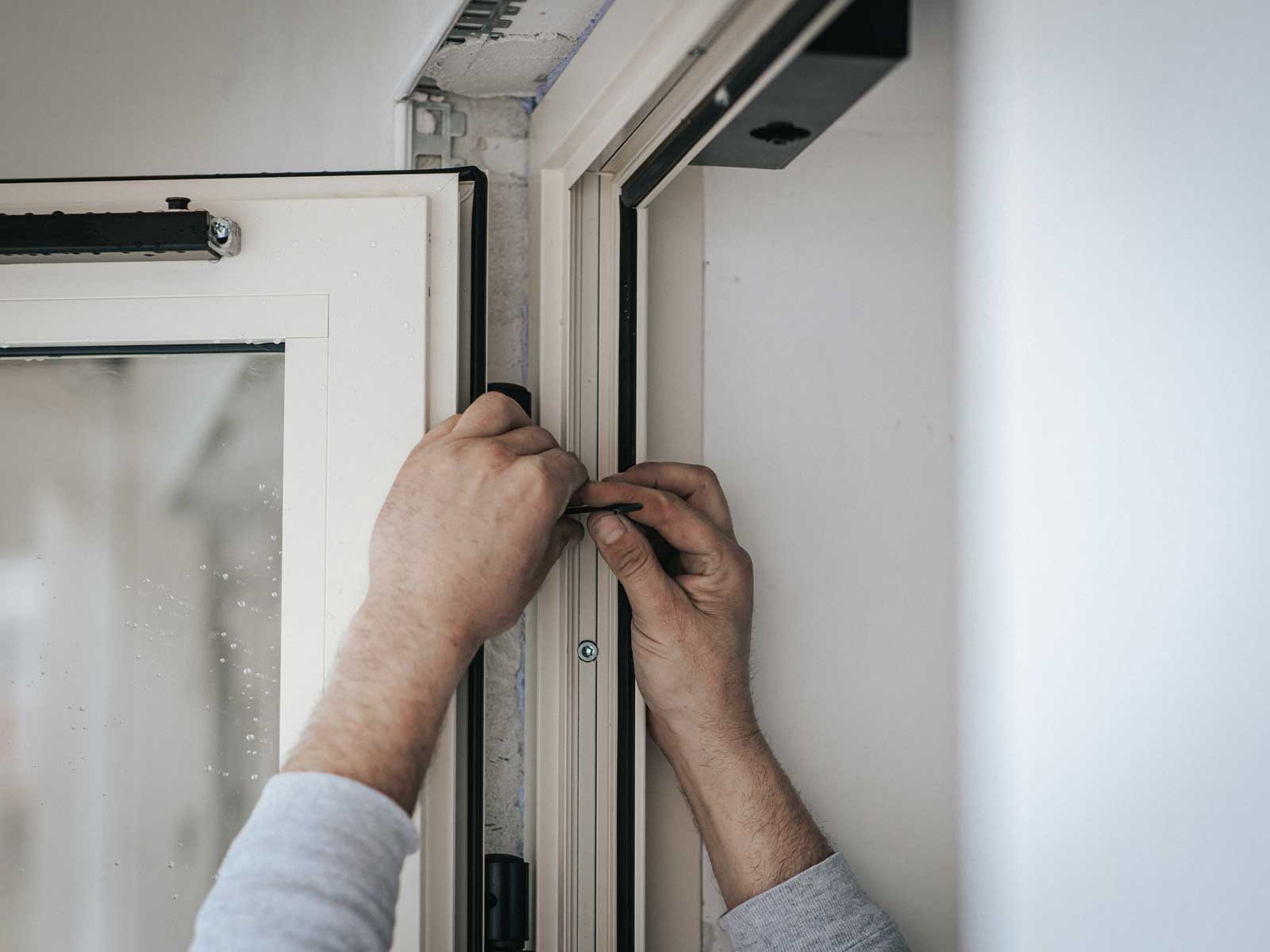 POSE D'UNE PORTE VITRÉE