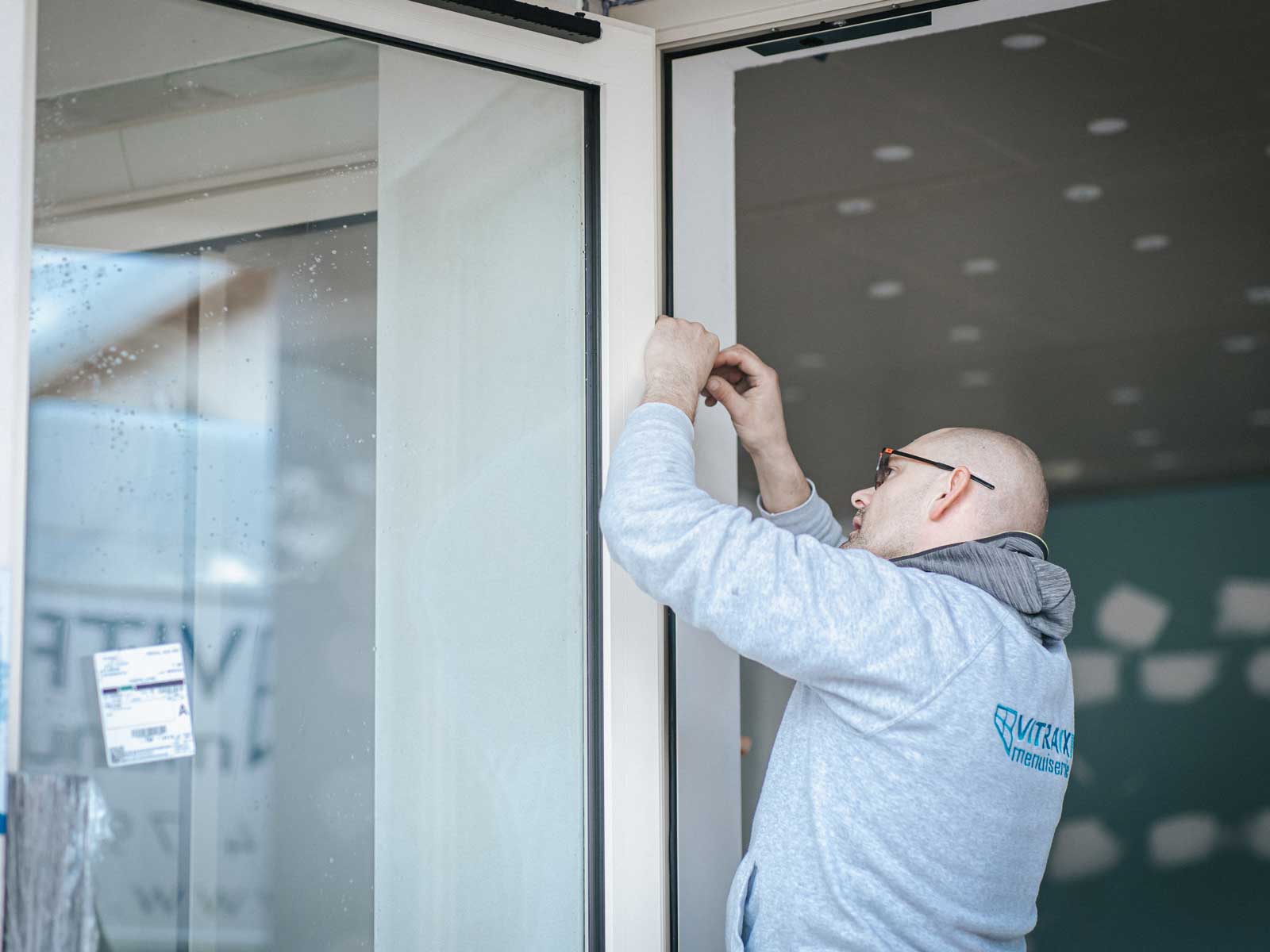 POSE D'UNE PORTE VITRÉE