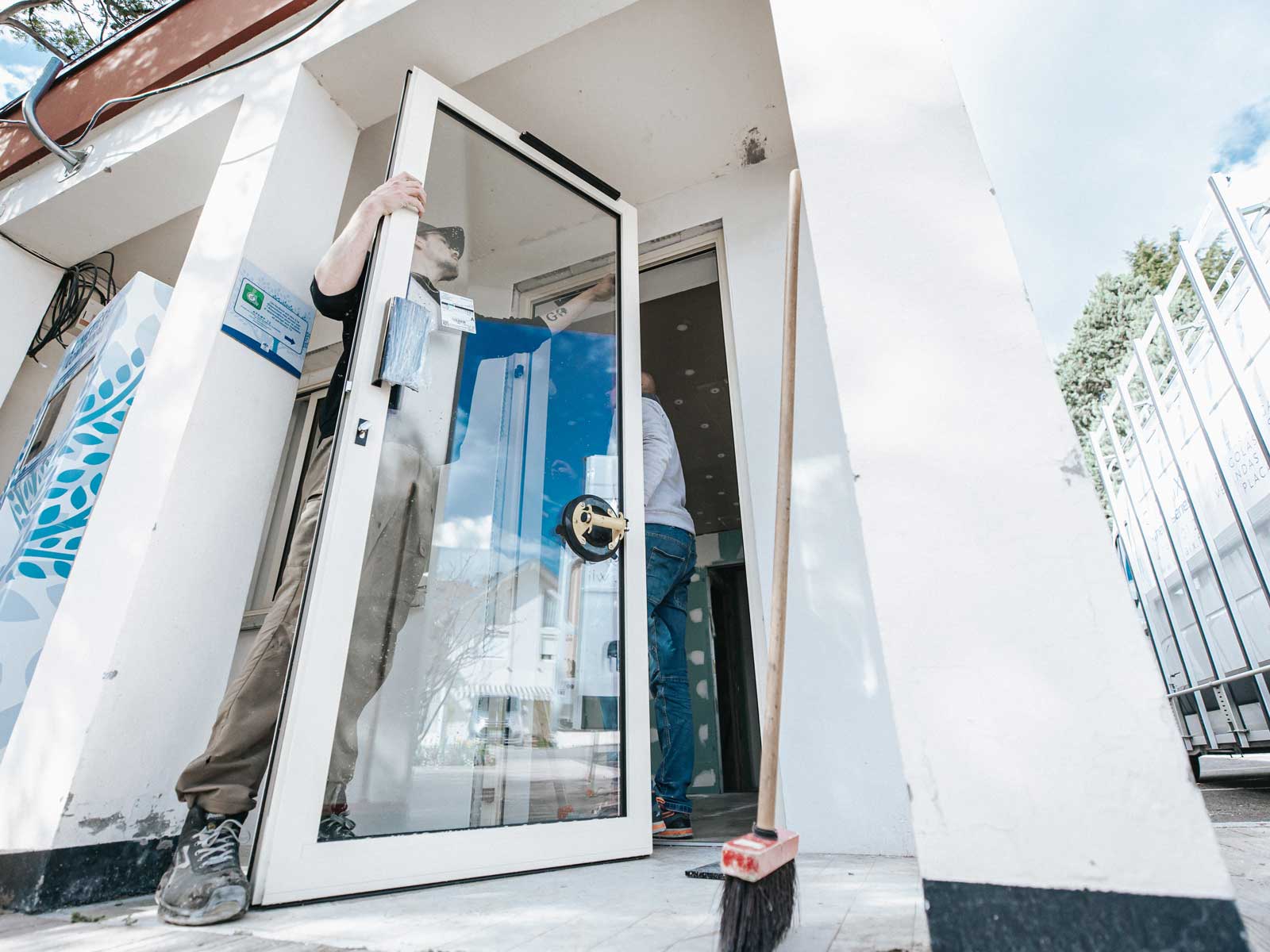 POSE D'UNE PORTE VITRÉE