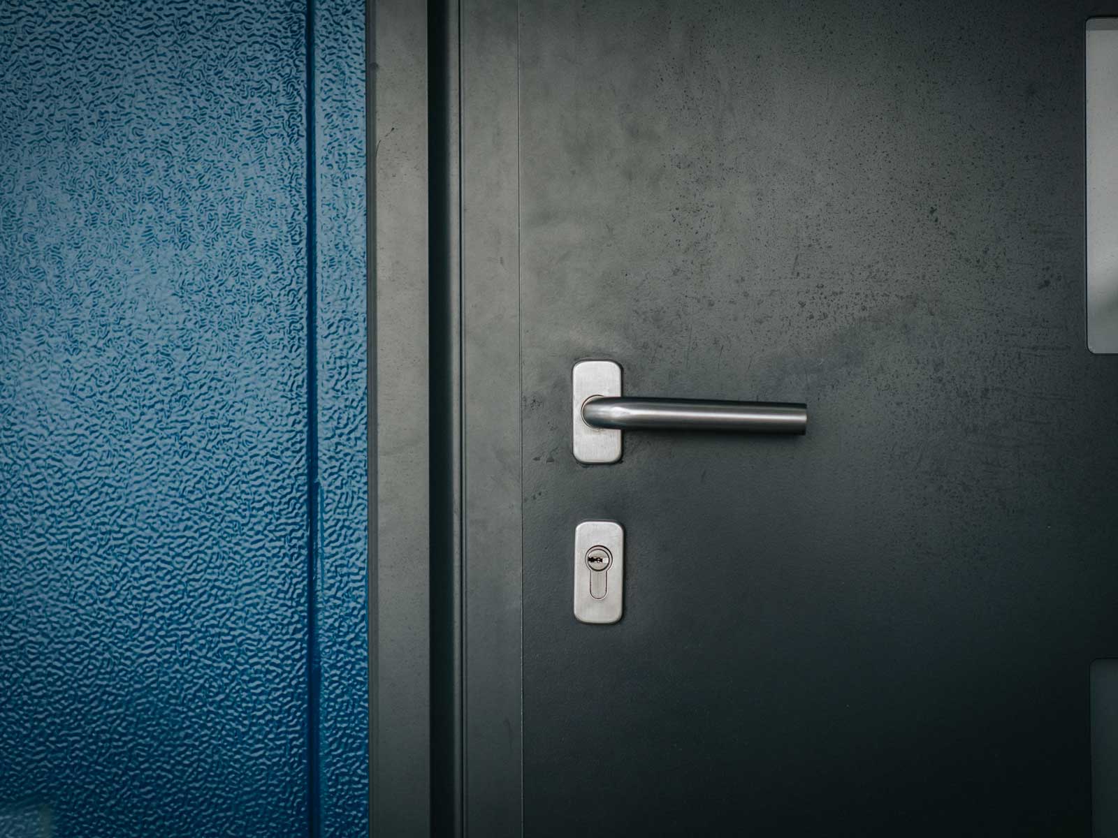 INSTALLATION D'UNE PORTE EN ALUMINIUM AIX-LES-BAINS
