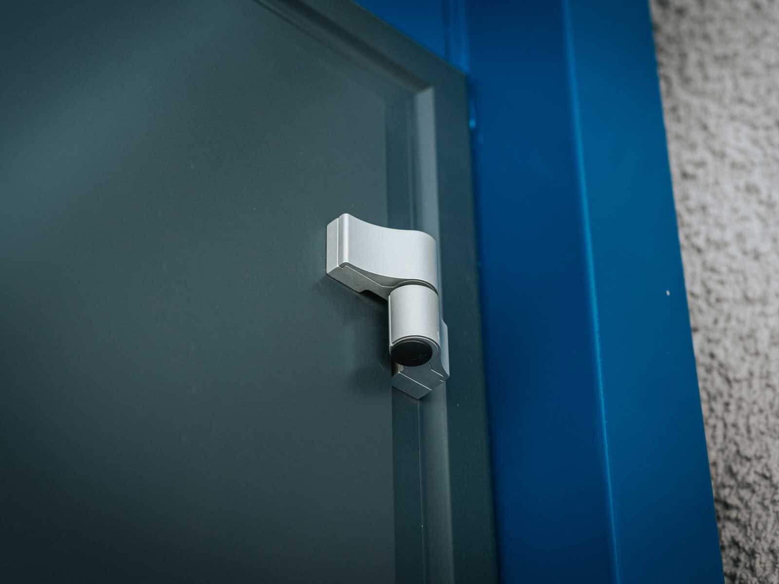 INSTALLATION D'UNE PORTE EN ALUMINIUM